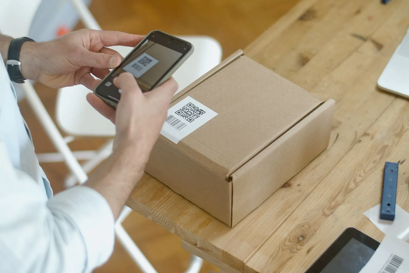 Exhibitor scanning a visitor code with a mobile device